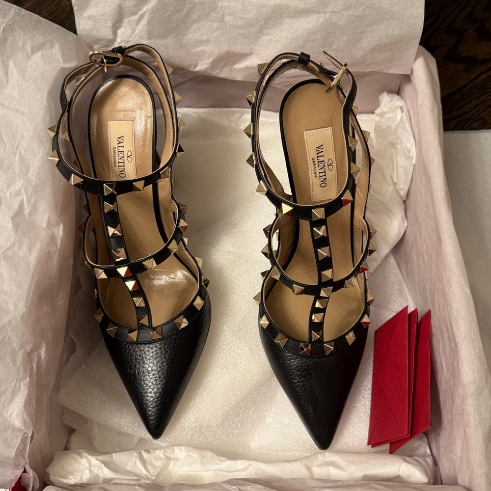 Rock Stud Valentinos Size 8 but fit like a 7.5